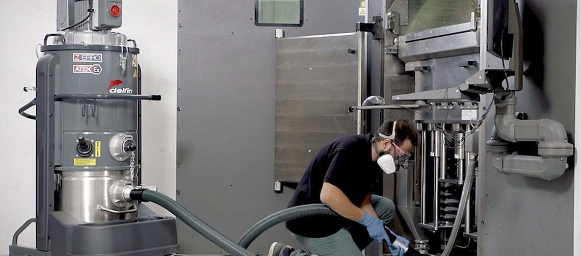 Industrial vacuum cleaners for additive manufacturing